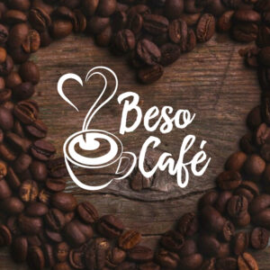 logo de beso café, texto en cursiva y una taza de café con un corazón de humo de café emergiendo de su interior, el logo es blanco con un fondo de madera con granos de café