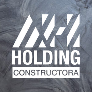 Logo de triangulo con letra H texto holding constructora color blanco sobre fondo de repello gris